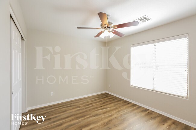 Building Photo - 1909 S Starling Dr