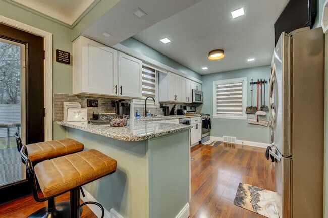 Building Photo - 3855 Grosvenor Rd