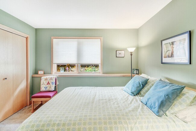 Building Photo - Year lease! Garage! Beautiful views! Great Decks!