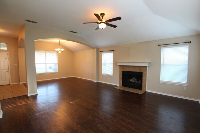 Building Photo - Coming Soon! 3 Bedroom 2 Bathroom Home in ...