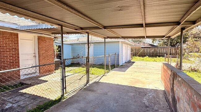 Building Photo - 10502 Ambursen St