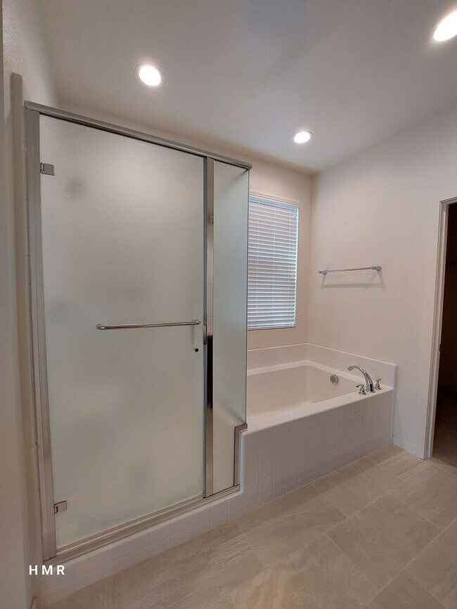 Building Photo - Charming 4 bed 2.5 bath in Anaheim! MUST S...