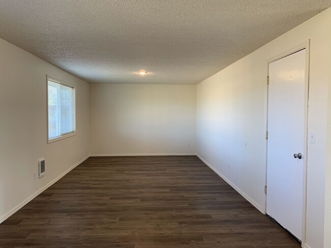 Building Photo - Updated 3 bedroom, 2 bath home on quiet Hi...