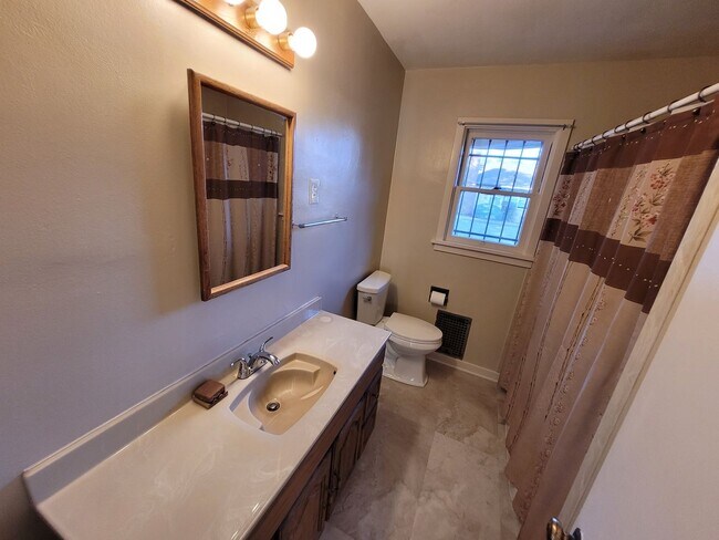 Building Photo - 2 Bed, 1 Bath Home in the Heart of Salem!