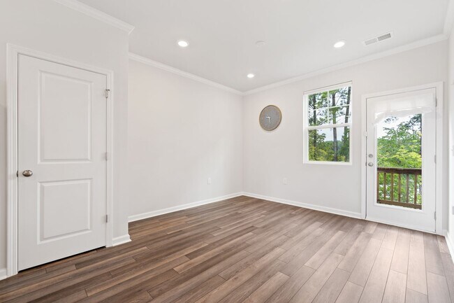 Building Photo - Charming 3-bedroom, 3.5-bathroom townhouse...