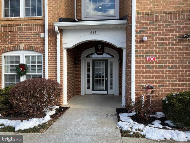 Building Photo - 812 Long Dr