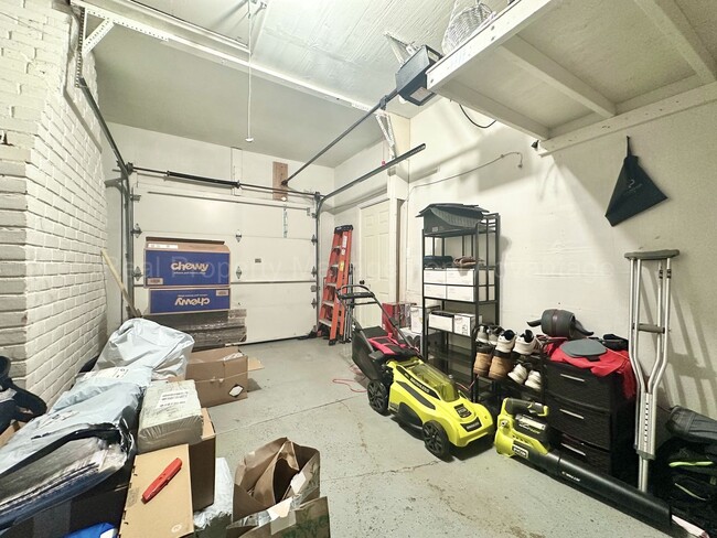 Building Photo - Updated 3-Bed Ranch Steps from Downtown Bi...