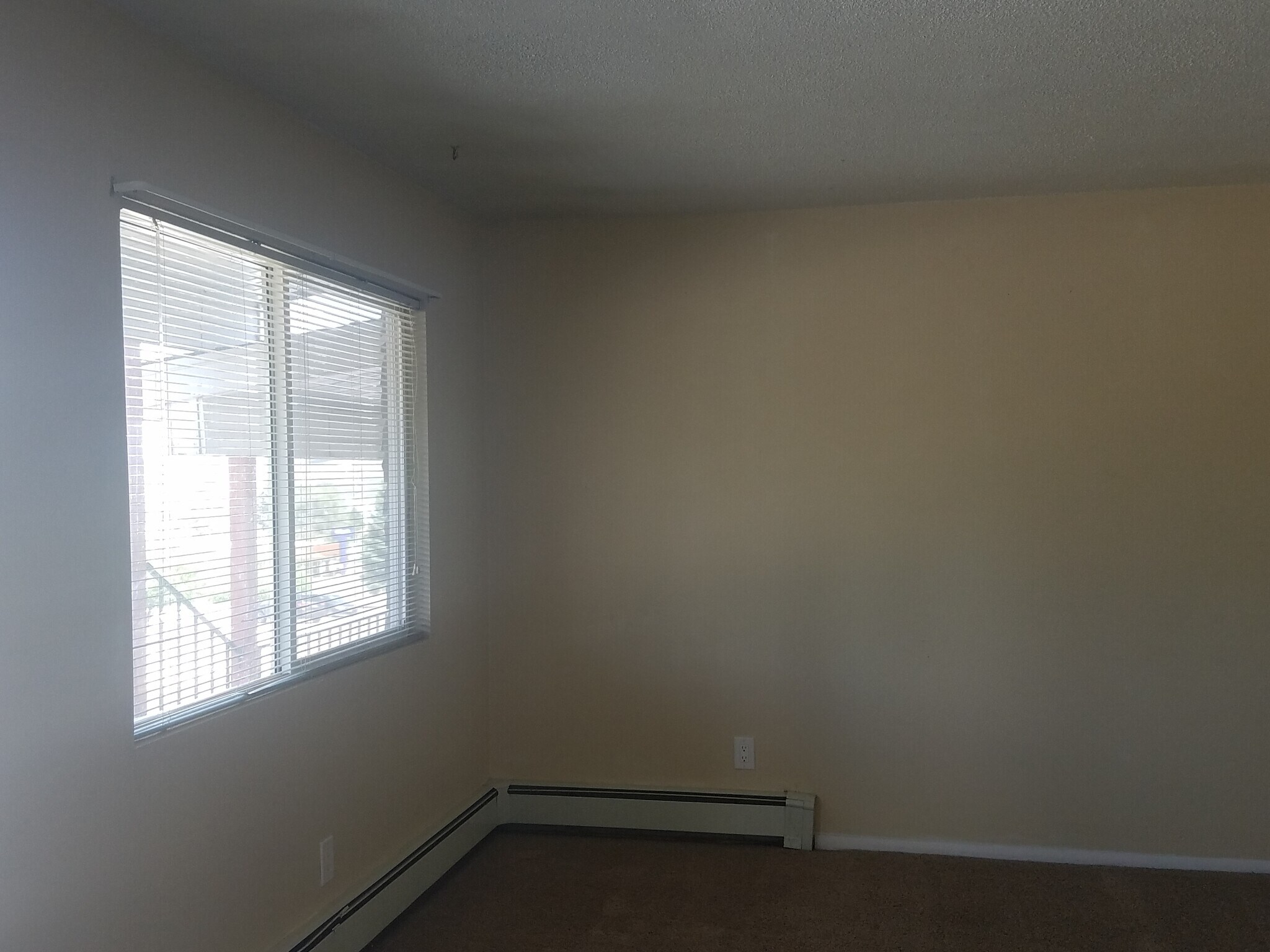 Building Photo - 215 River View Dr