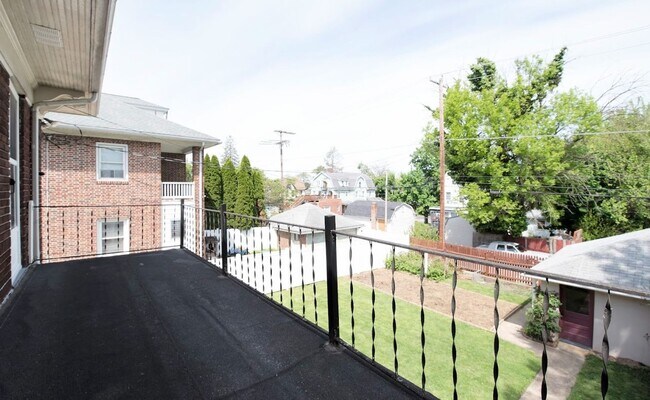 Building Photo - Spacious 3 Bedroom Duplex