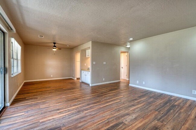 Building Photo - 811 Country Club Dr SE