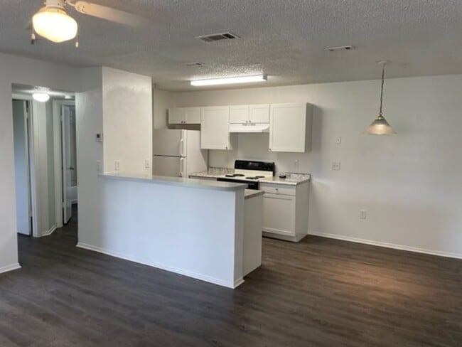 Building Photo - Landing - 633-107