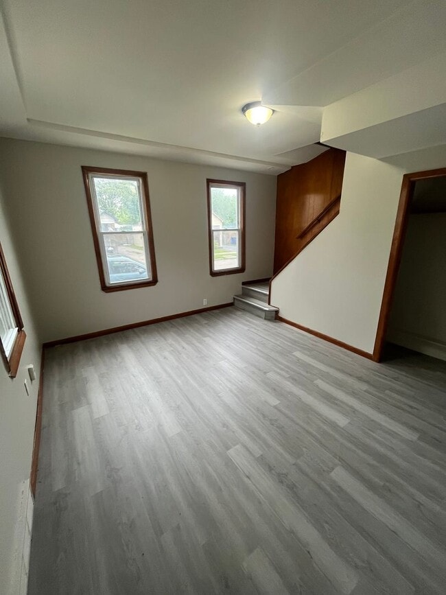 Building Photo - Section 8 Accepted! Spacious Newly Renovat...