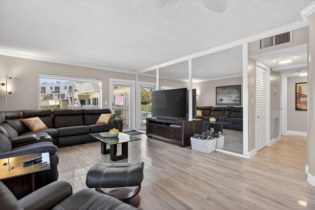 Building Photo - 999 N Riverside Dr