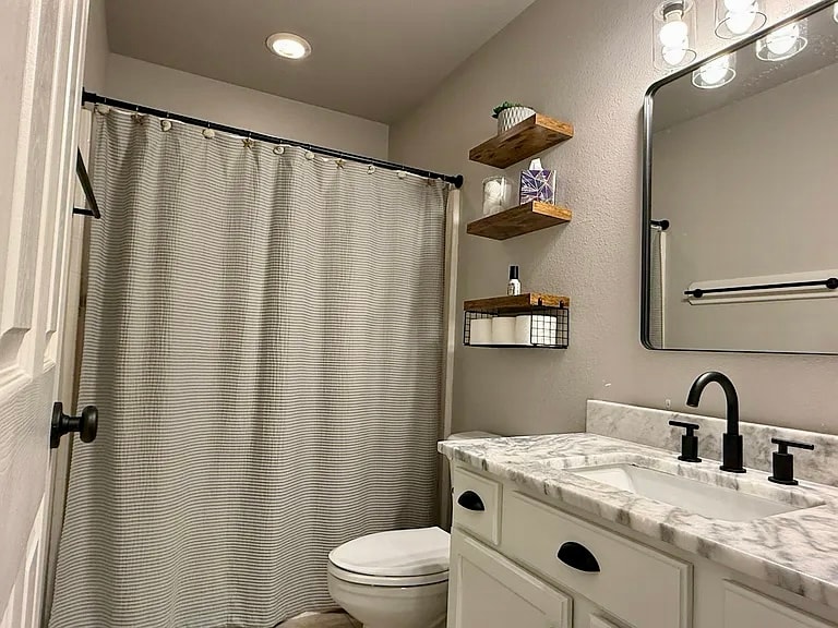 Building Photo - 15637 Palmira Ave