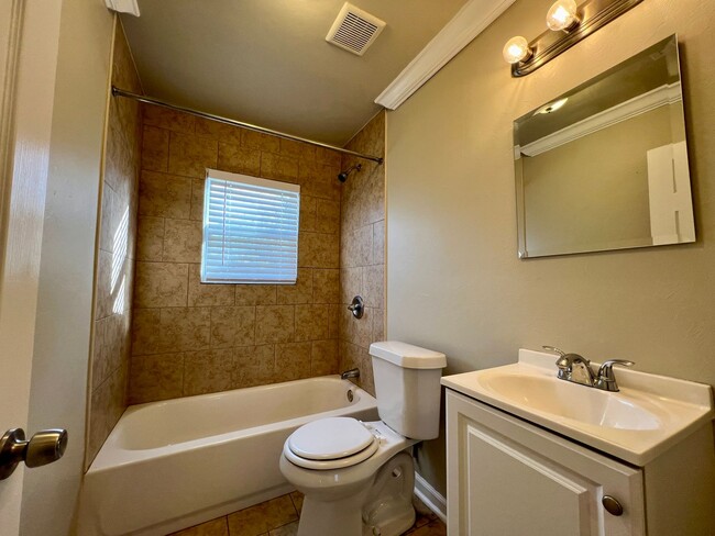 Building Photo - Charming & Fully Remodeled 2-Bedroom Home ...