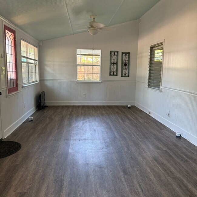 Building Photo - 1 Bedroom 1 Bath Cottage near Lake Ellen in Crawfordville