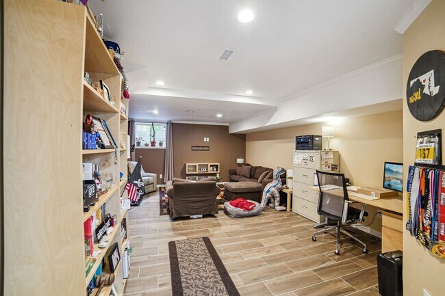 Building Photo - Wonderful 2BR/3.5BA townhouse located in B...