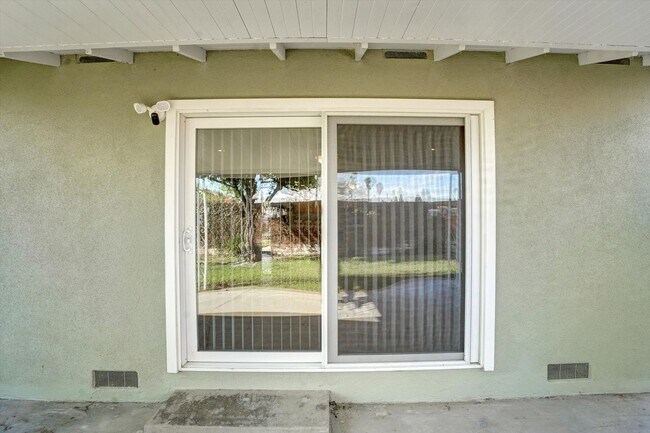 Building Photo - Spacious 4-Bedroom Whittier Home with Updated Kitchen