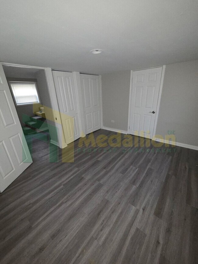Building Photo - 3-Bedroom Duplex Downstairs unit in 2-Flat with Parking