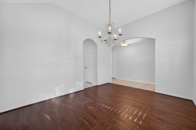 Building Photo - 6927 Great Oaks Shadow Dr