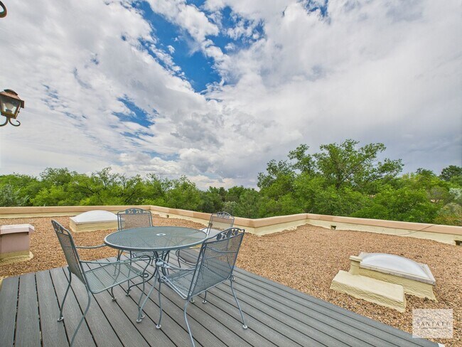 Building Photo - Downtown Fully Furnished Home Available Now!