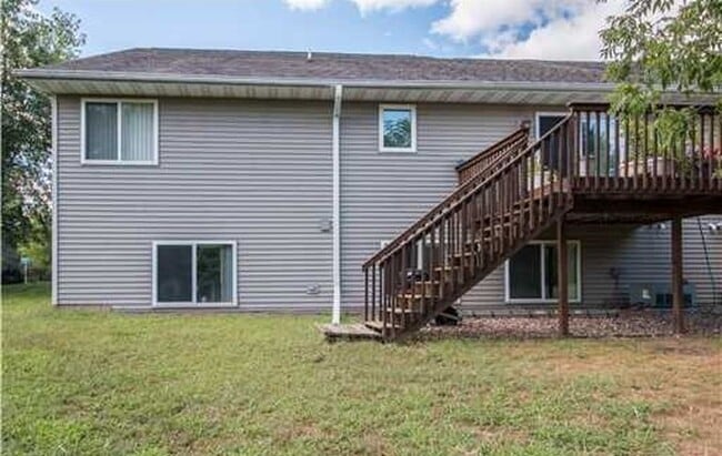 Building Photo - Huge 3BR/3ba Duplex on West Side of Eau Claire