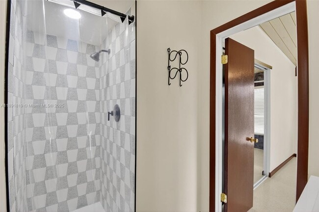 Building Photo - 630 NE 14th Ave