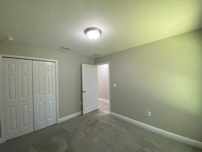 Building Photo - Desirable SW Ocala Neighborhood 4/2/2 *WON...