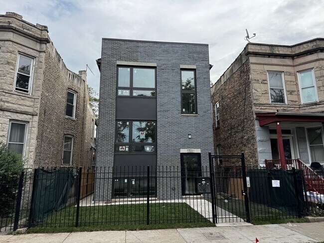 Primary Photo - 623 N Hamlin Ave