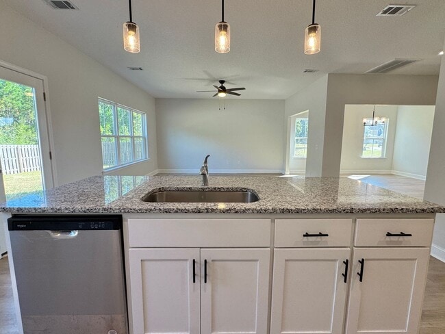 Building Photo - $500 RENT CREDIT | AVAILABLE NOW! (Pet Friendly)