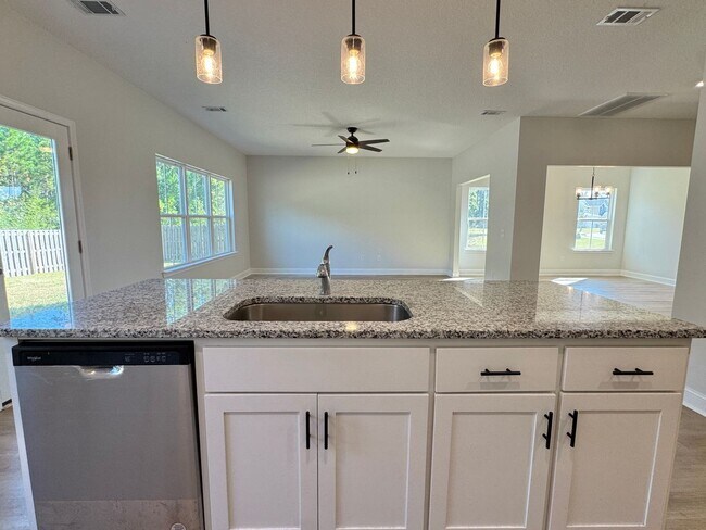Building Photo - AVAILABLE OCTOBER 2025 [PET FRIENDLY]