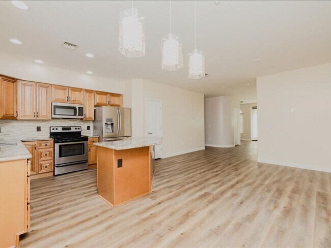 Building Photo - 3 Bedroom, 2.5 Bath CATALINA MOUNTAIN VIEWS! ROOF TOP CABANA!!
