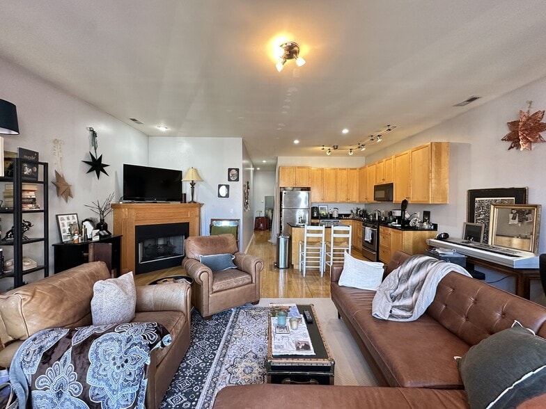 Building Photo - 1743 W North Ave