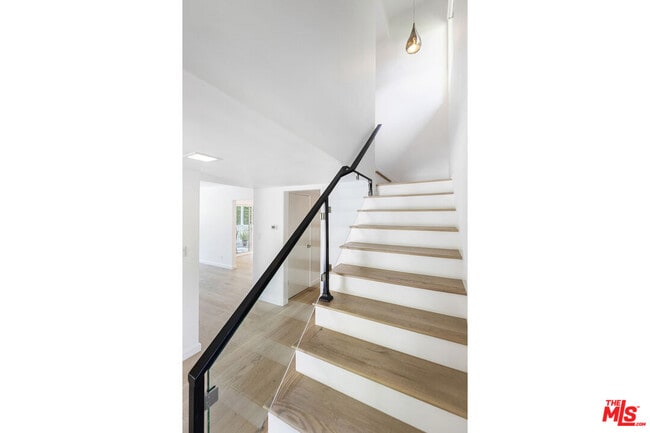 Building Photo - 3101 Beachwood Dr