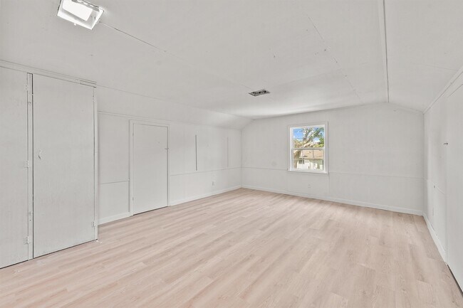 Building Photo - 22 13th Ave N