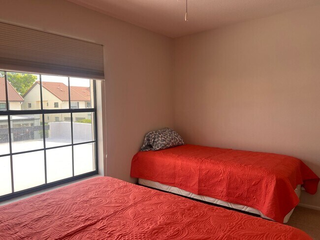 Building Photo - 2bd/2ba Townhome