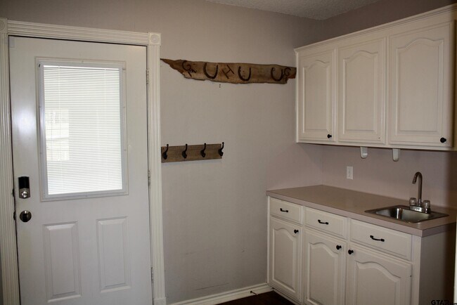 Building Photo - 1179 Martin St