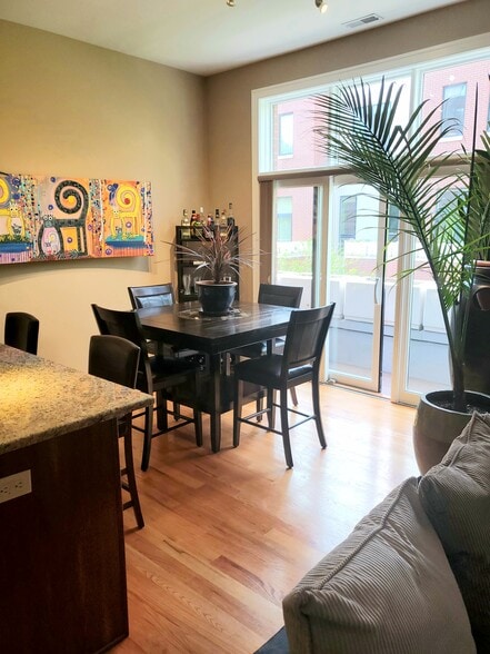 Dining - 1105 Mayberry Plaza