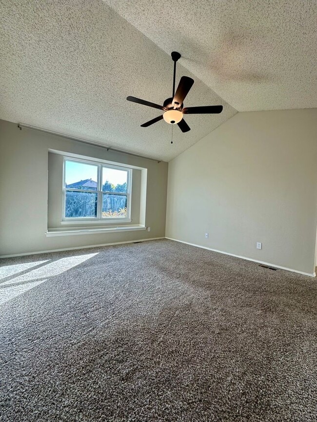 Building Photo - Beautifully Updated 5-Bedroom Home Near Ut...