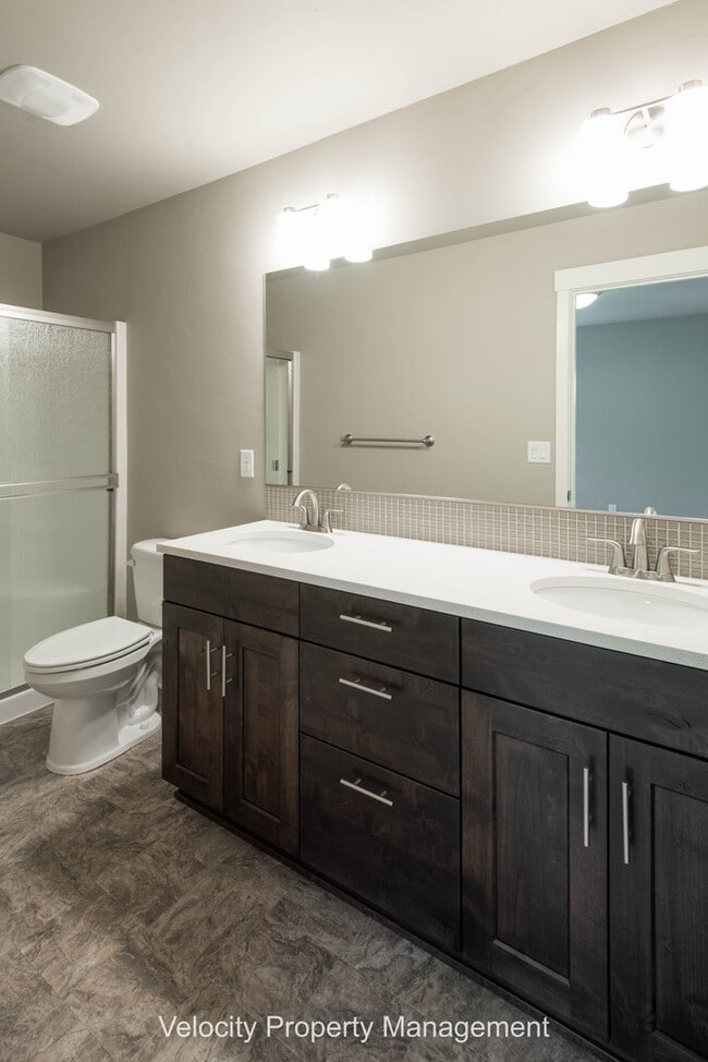 Building Photo - Beautiful Home in the Lovely Bridges Neighborhood.