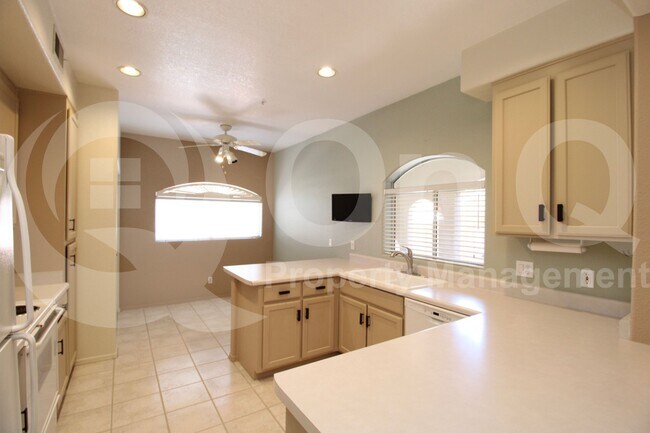 Building Photo - 8653 E Royal Palm Rd