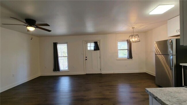 Building Photo - 425 Depre St