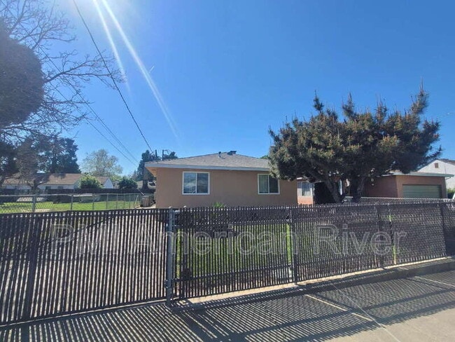 Building Photo - 625 Elizabeth St