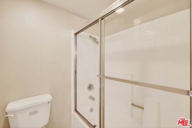 Building Photo - 21450 Burbank Blvd