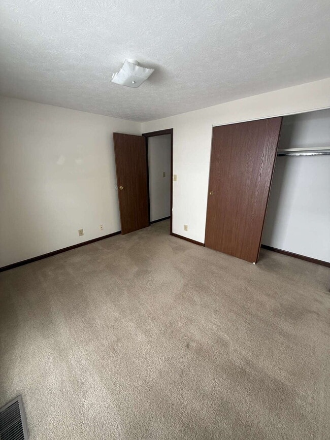 Building Photo - "Charming 2-Bed, 2-Bath Condo Retreat in Sidney's Viking Court!"