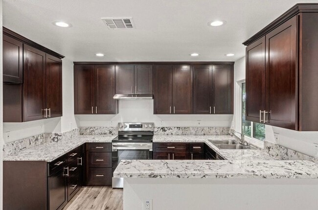 Building Photo - Beautiful Three Bedroom Two Bathroom Home