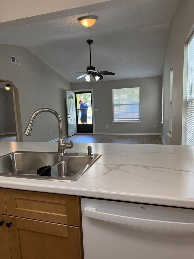 Building Photo - Gorgeous 2/2 newly renovated townhome available now!