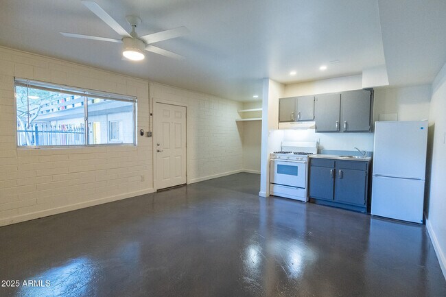Building Photo - 601 N 6th Ave
