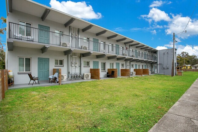 Building Photo - The Blackwell Apartments | 1 Bedroom Apartments in Leesburg, FL