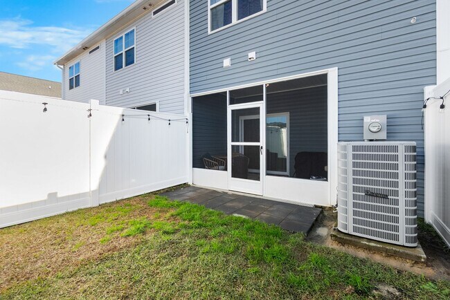 Building Photo - 2 Bed 2.5 Bath Townhome